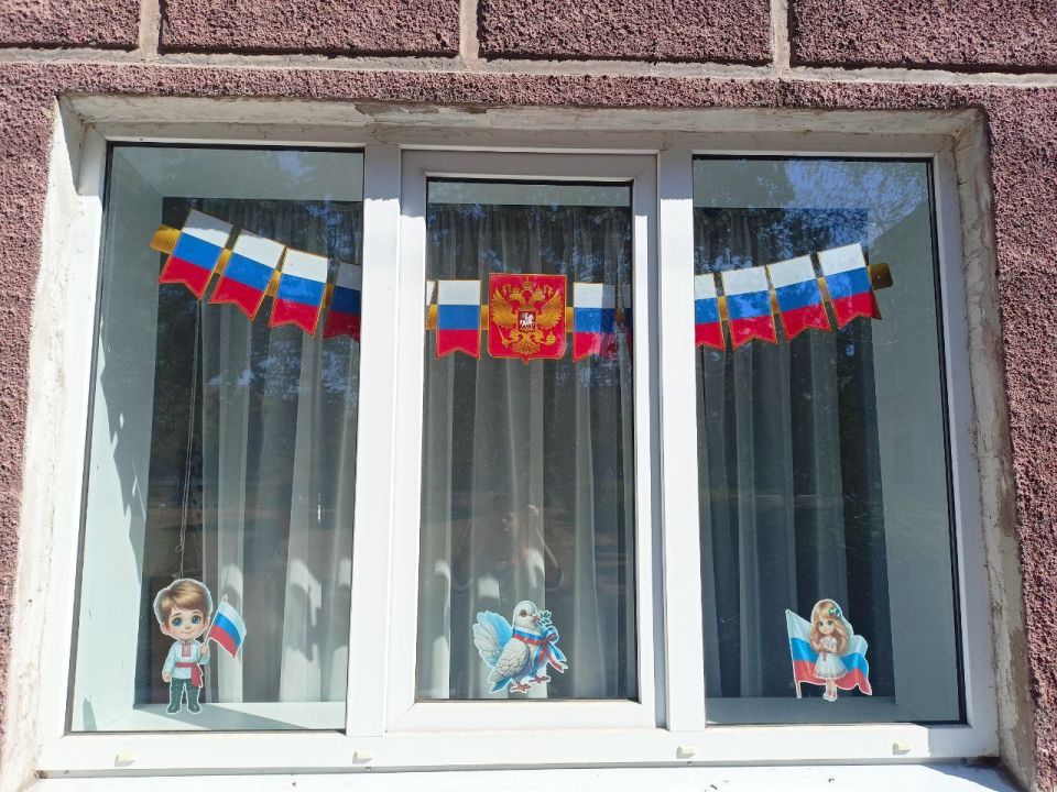 В преддверии Дня Государственного флага Российской Федерации образовательные организации городского округа Макеевка присоединились к Всероссийской акции политической партии "Единой России" «Окна России 2025» В преддверии Дня Государственного флага Российской Федерации образовательные организации городского округа Макеевка присоединились к Всероссийской акции политической партии "Единой России" «Окна России 2025»