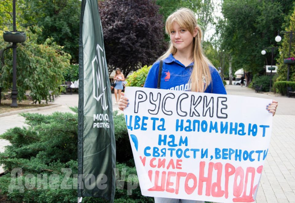 Маскировочная сеть с пожеланиями: в День флага дончане сделали необычный подарок для бойцов Маскировочная сеть с пожеланиями: в День флага дончане сделали необычный подарок для бойцов
