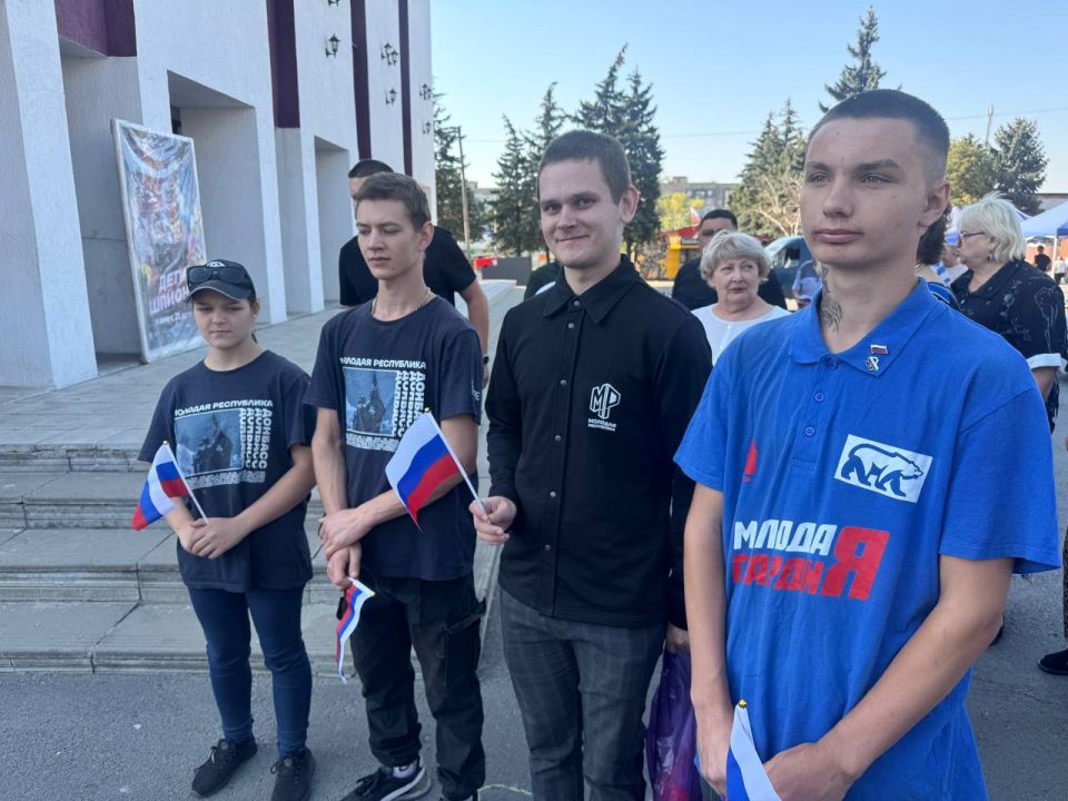 В России - День Государственного флага В России - День Государственного флага