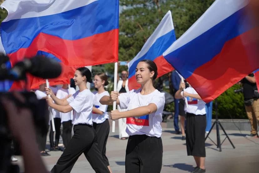 2400 квадратных метров: в Мариуполе жители ДНР развернули большой флаг России 2400 квадратных метров: в Мариуполе жители ДНР развернули большой флаг России