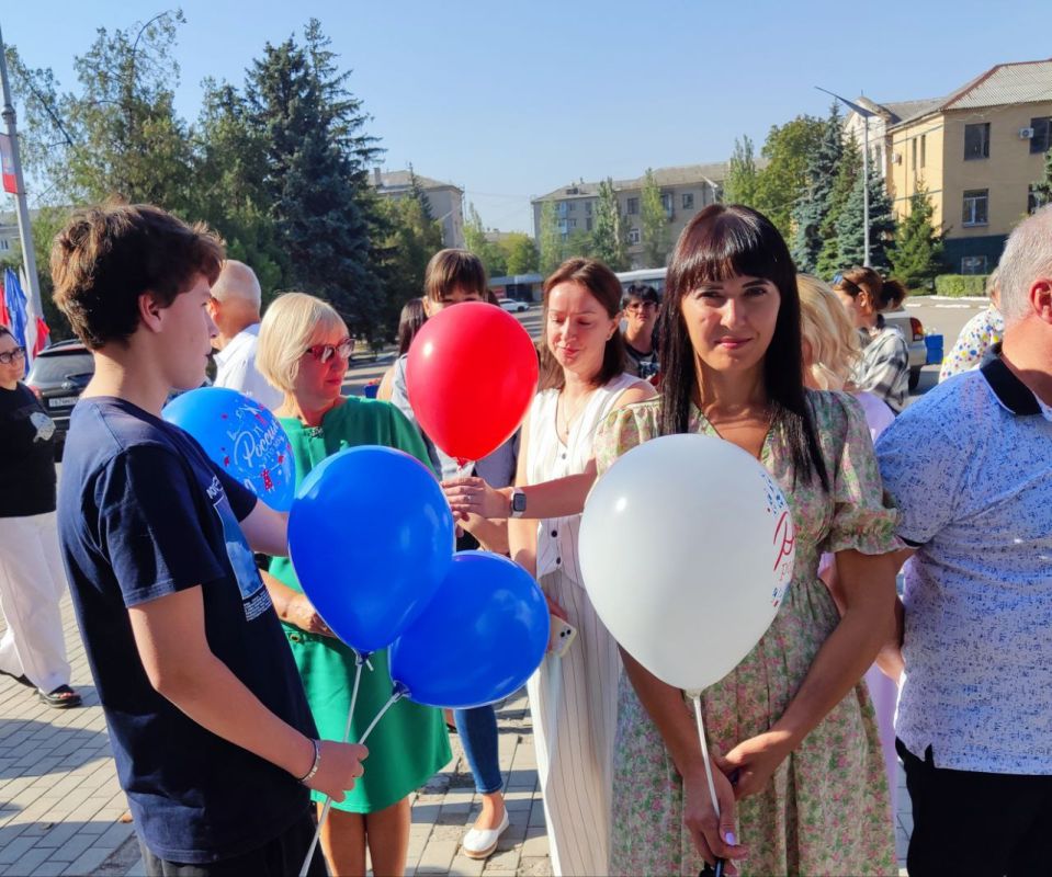Чтобы поддержать праздничное настроение активисты Торезского штаба "Молодой Гвардии Единой России" в честь Дня Государственного флага Российской Федерации раздавали жителям и гостям города воздушные шары в цветах российского... Чтобы поддержать праздничное настроение активисты Торезского штаба "Молодой Гвардии Единой России" в честь Дня Государственного флага Российской Федерации раздавали жителям и гостям города воздушные шары в цветах российского...