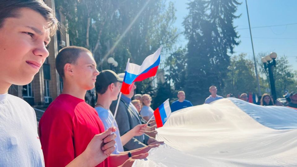 В День флага Российской Федерации молодежь Тореза совместно с депутатским корпусом развернули триколор перед зданием администрации В День флага Российской Федерации молодежь Тореза совместно с депутатским корпусом развернули триколор перед зданием администрации