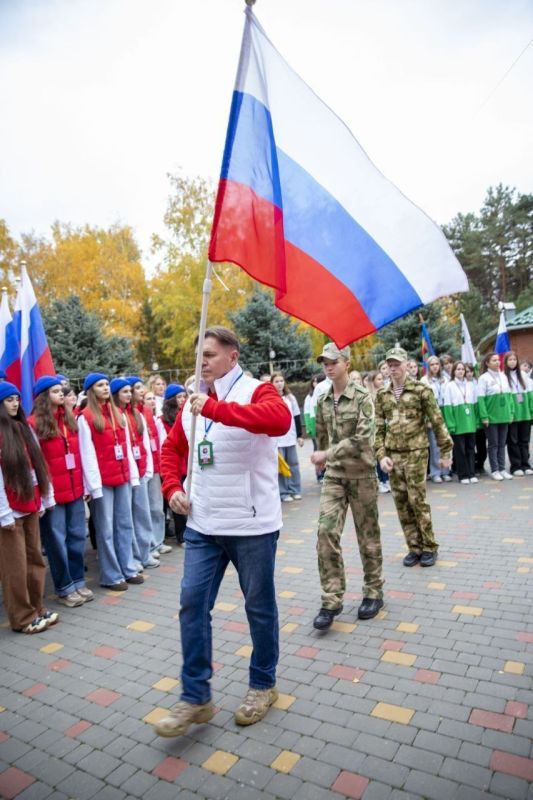 Альбина Афенченко: Сегодня мы отмечаем день государственного флага Российской Федерации — символа нашей страны, ее независимости и единства Альбина Афенченко: Сегодня мы отмечаем день государственного флага Российской Федерации — символа нашей страны, ее независимости и единства