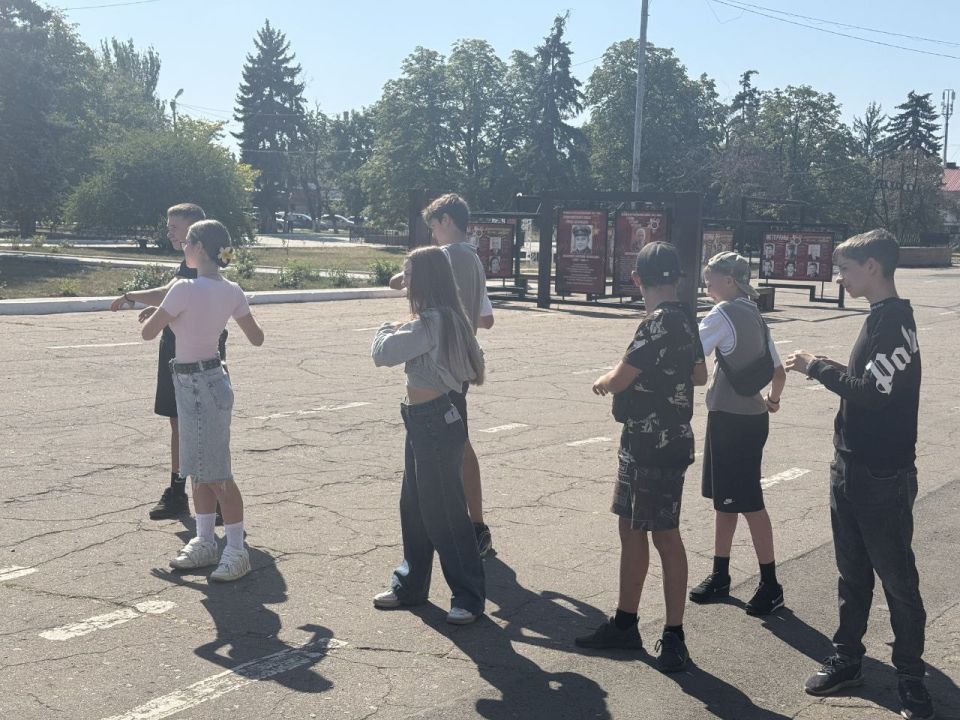 22 августа 2025 года сотрудниками МБУ "Центр культуры и досуга города Дебальцево" была проведена спортивная программа "За флаг России, за Донбасс", посвященная Дню Государственного флага Российской Федерации 22 августа 2025 года сотрудниками МБУ "Центр культуры и досуга города Дебальцево" была проведена спортивная программа "За флаг России, за Донбасс", посвященная Дню Государственного флага Российской Федерации