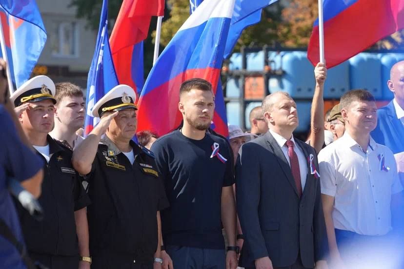 2400 квадратных метров: в Мариуполе жители ДНР развернули большой флаг России 2400 квадратных метров: в Мариуполе жители ДНР развернули большой флаг России