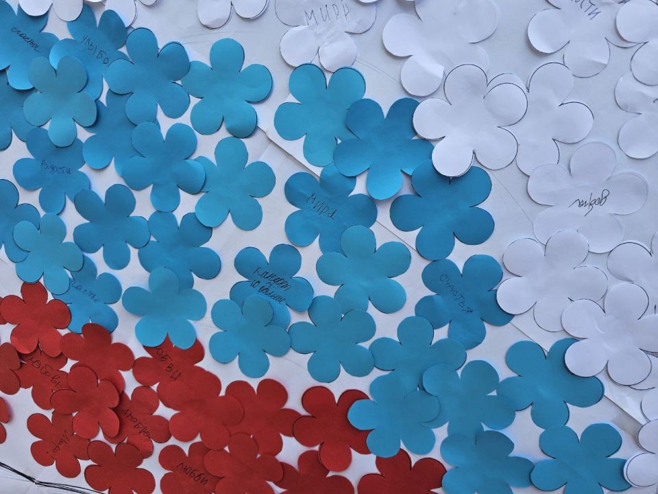 Татьяна Копылова: В День флага Российской Федерации Ворошиловский район наполнился красками патриотизма и детского творчества Татьяна Копылова: В День флага Российской Федерации Ворошиловский район наполнился красками патриотизма и детского творчества