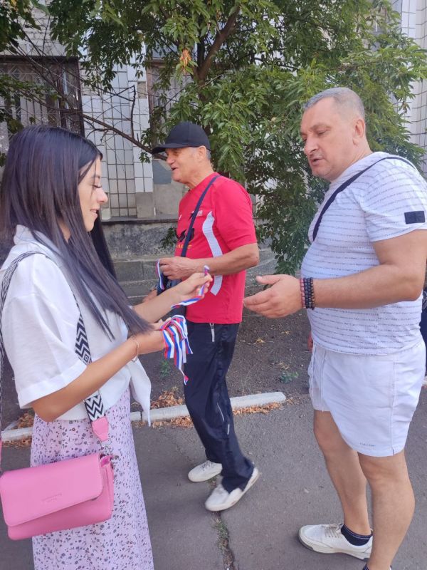 Цвета родной страны. В городском округе Иловайск активная молодежь округа раздала ленточки в цвет российского триколора жителям на улицах города Цвета родной страны. В городском округе Иловайск активная молодежь округа раздала ленточки в цвет российского триколора жителям на улицах города