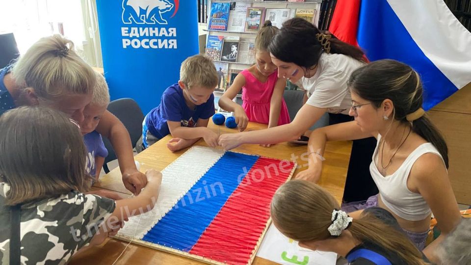 В библиотеке-филиале № 2 в рамках проекта «Мир возможностей» партии «Единая Россия» прошла творческая мастерская «Цвета России» ко Дню Государственного флага Российской Федерации В библиотеке-филиале № 2 в рамках проекта «Мир возможностей» партии «Единая Россия» прошла творческая мастерская «Цвета России» ко Дню Государственного флага Российской Федерации
