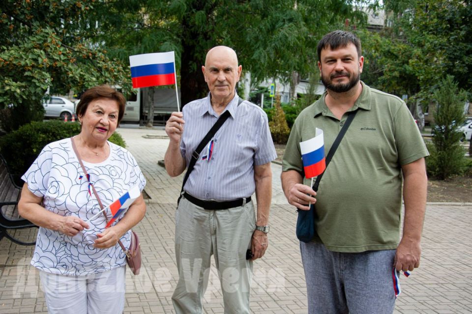 Маскировочная сеть с пожеланиями: в День флага дончане сделали необычный подарок для бойцов Маскировочная сеть с пожеланиями: в День флага дончане сделали необычный подарок для бойцов