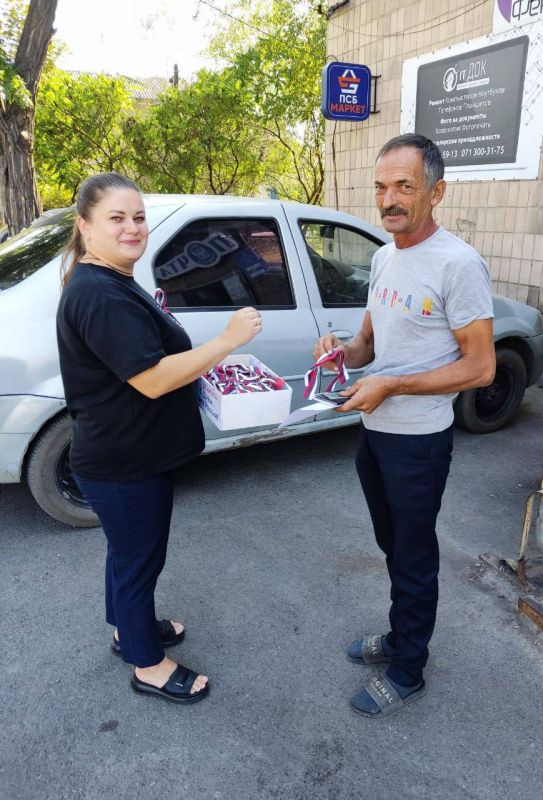 Сегодня, 22 августа, чтобы поздравить жителей города Моспино с Днём Государственного флага Российской Федерации, сотрудники Моспинского управления провели акцию, в рамках которой раздавали ленты триколор - символ единства и... Сегодня, 22 августа, чтобы поздравить жителей города Моспино с Днём Государственного флага Российской Федерации, сотрудники Моспинского управления провели акцию, в рамках которой раздавали ленты триколор - символ единства и...
