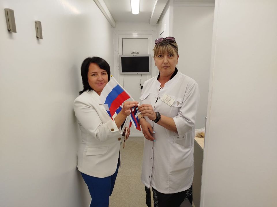 В День Государственного флага Российской Федерации, организовали и провели акцию по раздаче государственной символики, направленную на укрепление патриотического духа и праздничного настроения среди медицинского персонала... В День Государственного флага Российской Федерации, организовали и провели акцию по раздаче государственной символики, направленную на укрепление патриотического духа и праздничного настроения среди медицинского персонала...