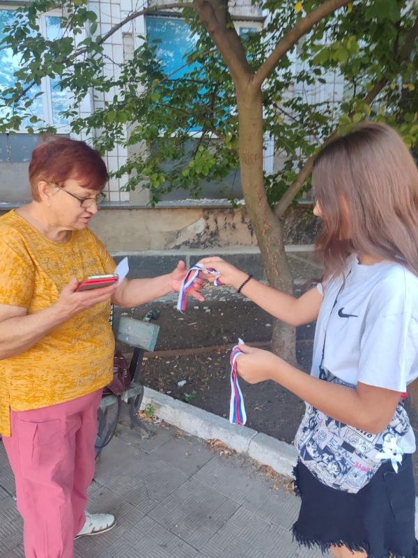 Цвета родной страны. В городском округе Иловайск активная молодежь округа раздала ленточки в цвет российского триколора жителям на улицах города Цвета родной страны. В городском округе Иловайск активная молодежь округа раздала ленточки в цвет российского триколора жителям на улицах города