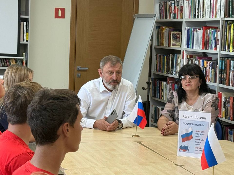 В рамках проведения мероприятий ко Дню Государственного флага Российской Федерации, Глава Мангушского муниципального округа Борис Владимирович Трима встретился с молодежью В рамках проведения мероприятий ко Дню Государственного флага Российской Федерации, Глава Мангушского муниципального округа Борис Владимирович Трима встретился с молодежью