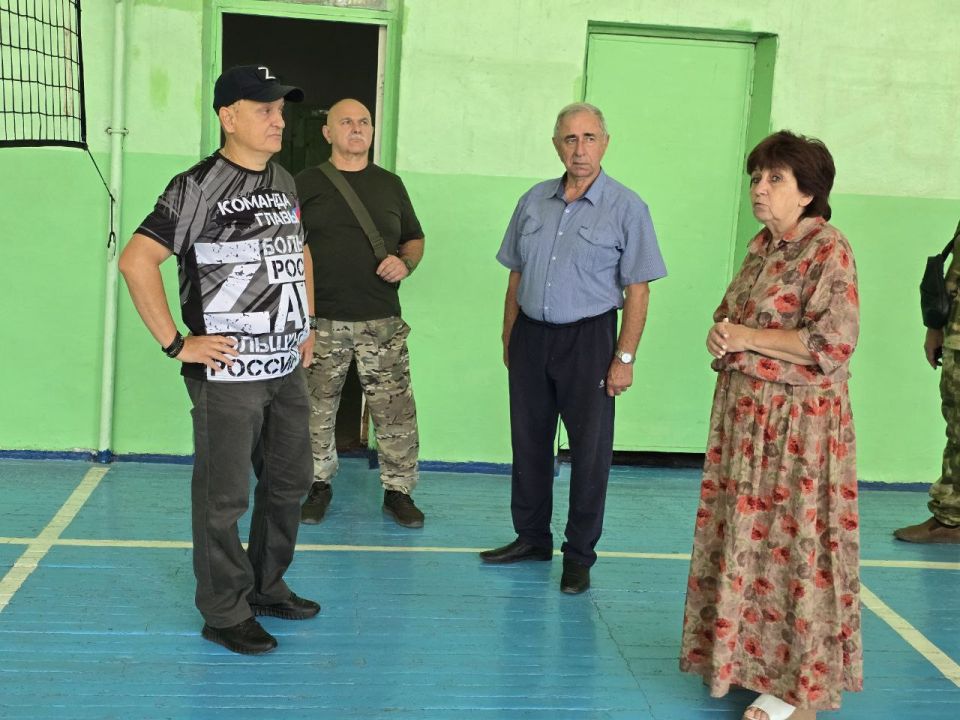 Председатель. #Комитет_по_поддержке_участников_СВО Дмитрий Огилец (фракция «Единая Россия») провел встречу с трудовым коллективом ГБОУ «СШ №24 г.о. Харцызск» Председатель. #Комитет_по_поддержке_участников_СВО Дмитрий Огилец (фракция «Единая Россия») провел встречу с трудовым коллективом ГБОУ «СШ №24 г.о. Харцызск»