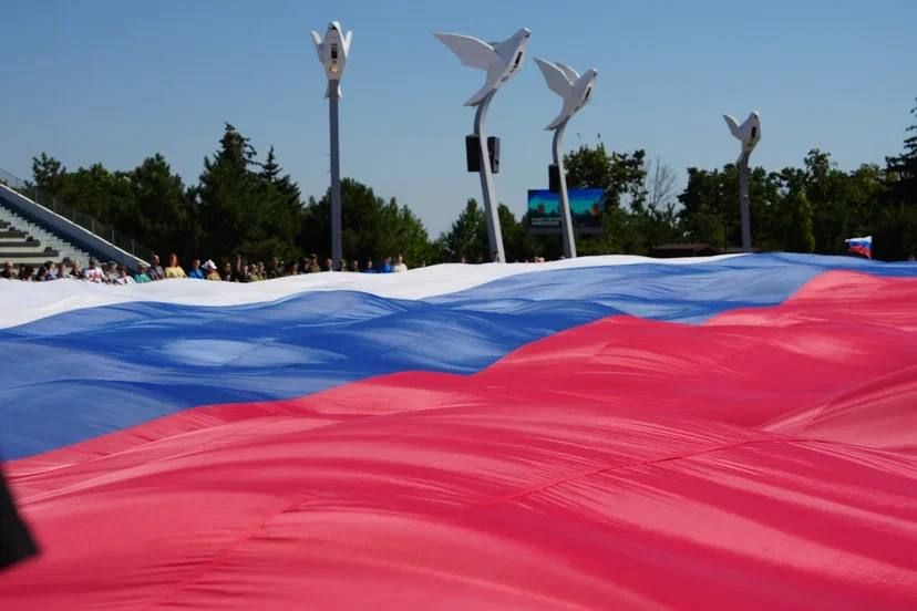2400 квадратных метров: в Мариуполе жители ДНР развернули большой флаг России 2400 квадратных метров: в Мариуполе жители ДНР развернули большой флаг России