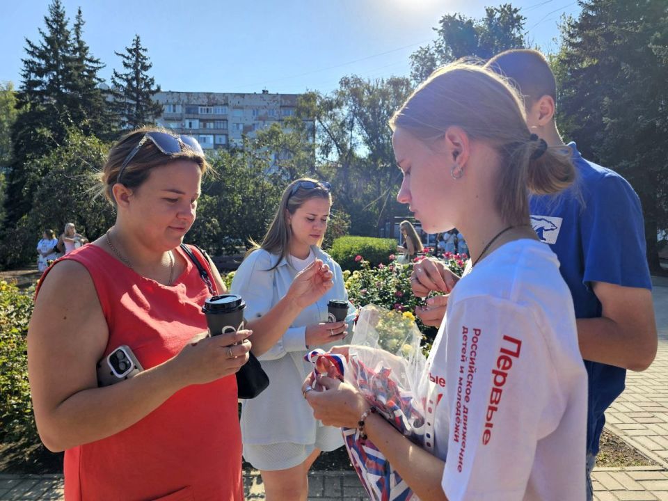 В Шахтерске прошла патриотическая акция «Наш российский триколор» В Шахтерске прошла патриотическая акция «Наш российский триколор»