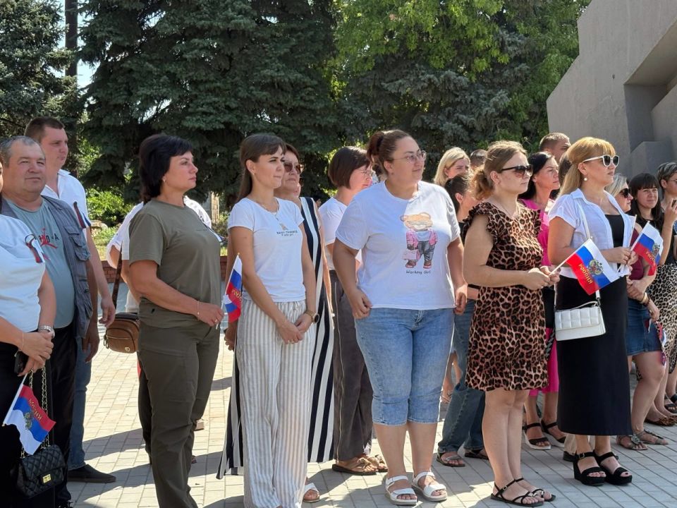 Праздничное мероприятие, посвященное Дню флага России Праздничное мероприятие, посвященное Дню флага России