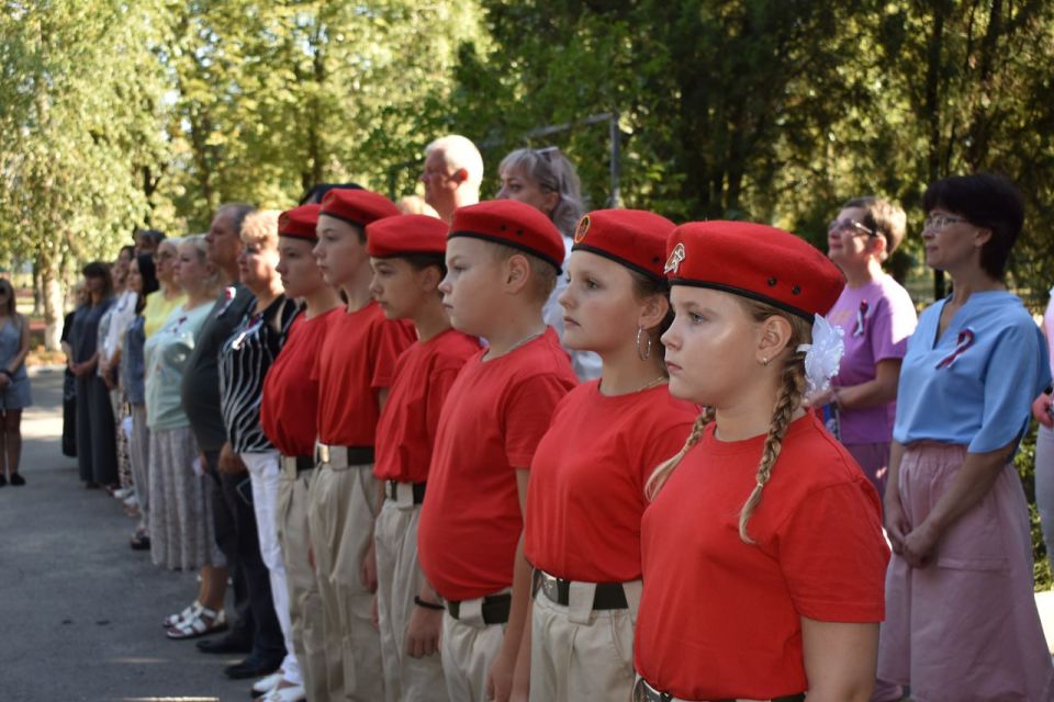 В Кировском торжественно подняли триколор ко Дню флага Российской Федерации В Кировском торжественно подняли триколор ко Дню флага Российской Федерации