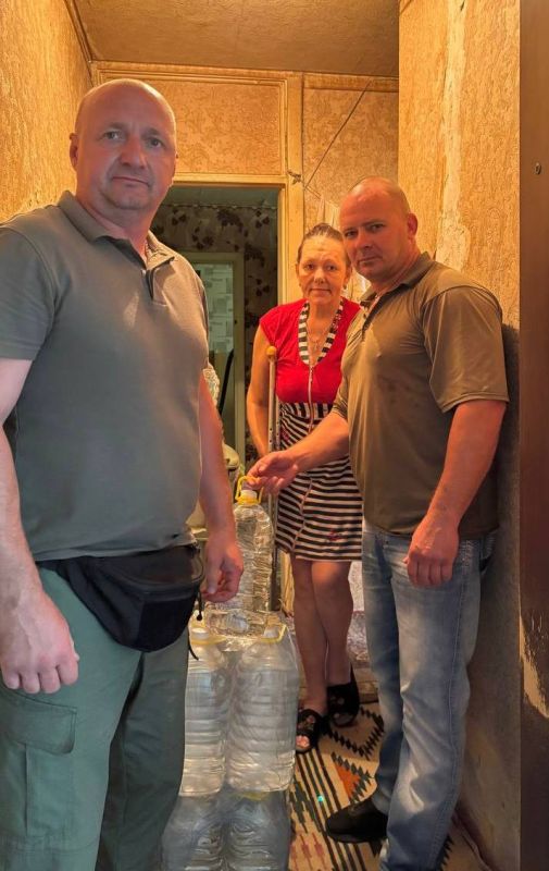 Депутаты продолжают помогать людям в условиях водной блокады Депутаты продолжают помогать людям в условиях водной блокады