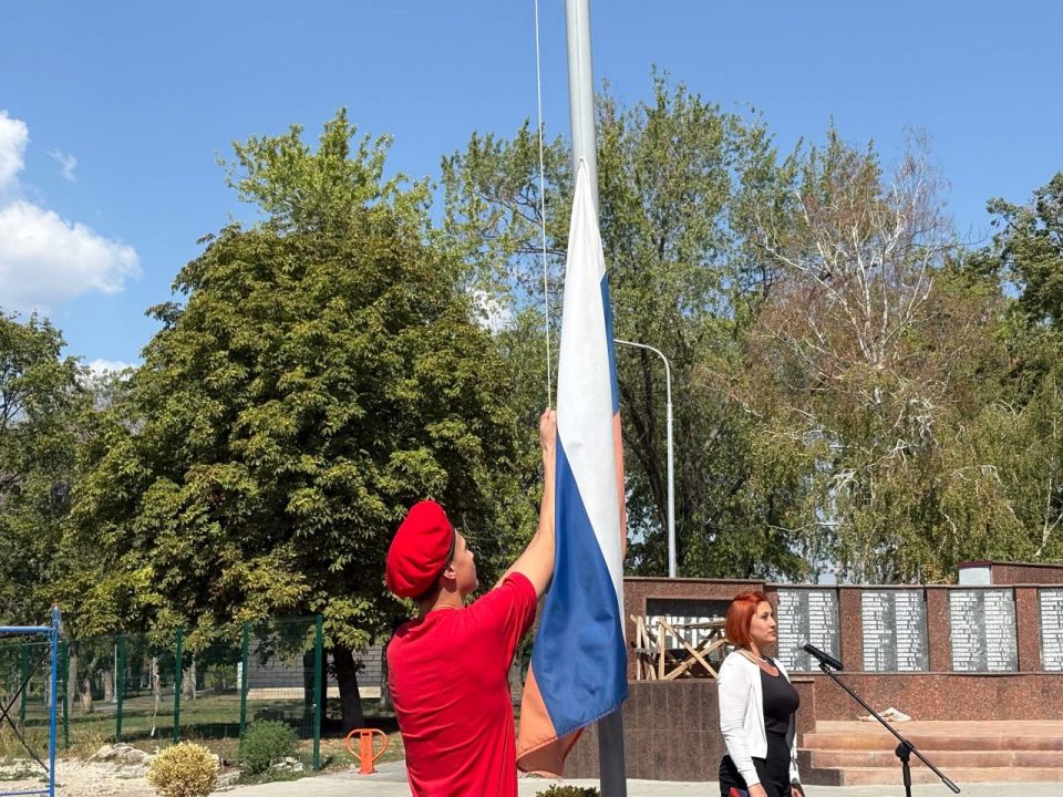 Праздничное мероприятие, посвященное Дню флага России Праздничное мероприятие, посвященное Дню флага России