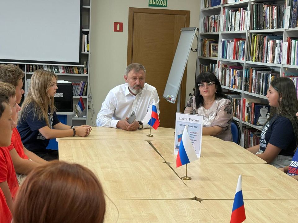 В рамках проведения мероприятий ко Дню Государственного флага Российской Федерации, Глава Мангушского муниципального округа Борис Владимирович Трима встретился с молодежью В рамках проведения мероприятий ко Дню Государственного флага Российской Федерации, Глава Мангушского муниципального округа Борис Владимирович Трима встретился с молодежью