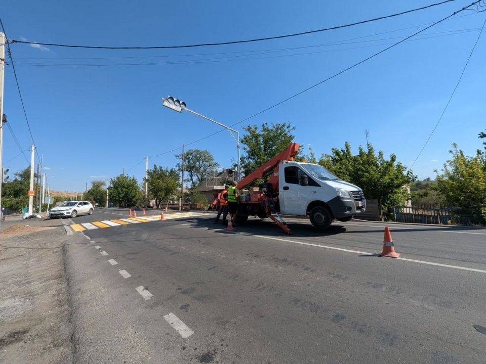 Продолжаем обустраивать участки дорог вблизи школ и остановочных пунктов техническими средствами организации дорожного движения Продолжаем обустраивать участки дорог вблизи школ и остановочных пунктов техническими средствами организации дорожного движения
