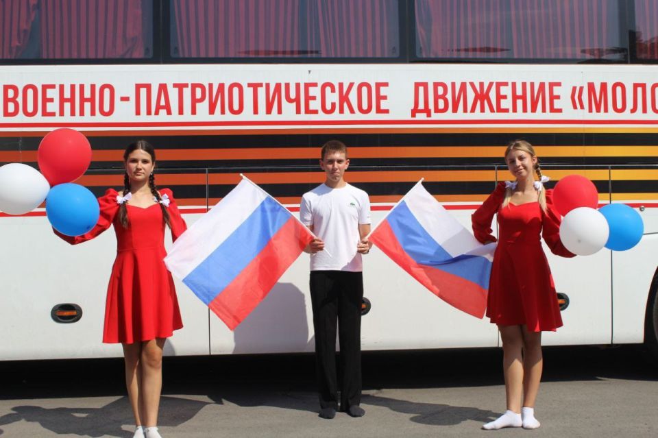 Юнармейцы Донецкой Народной Республики принимают участие в праздновании Дня Государственного флага России! Юнармейцы Донецкой Народной Республики принимают участие в праздновании Дня Государственного флага России!