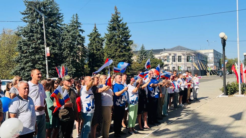 В День флага Российской Федерации молодежь Тореза совместно с депутатским корпусом развернули триколор перед зданием администрации В День флага Российской Федерации молодежь Тореза совместно с депутатским корпусом развернули триколор перед зданием администрации