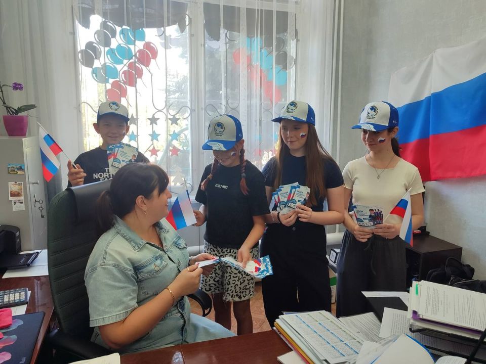 В День Государственного флага Российской Федерации активисты Школьного отряда Волонтеров Победы ГБОУ «ШКОЛА №13 Г. О. ТОРЕЗ» провели акцию «Российский триколор», ребята раздавали на улицах поселка, на рабочих местах, в... В День Государственного флага Российской Федерации активисты Школьного отряда Волонтеров Победы ГБОУ «ШКОЛА №13 Г. О. ТОРЕЗ» провели акцию «Российский триколор», ребята раздавали на улицах поселка, на рабочих местах, в...