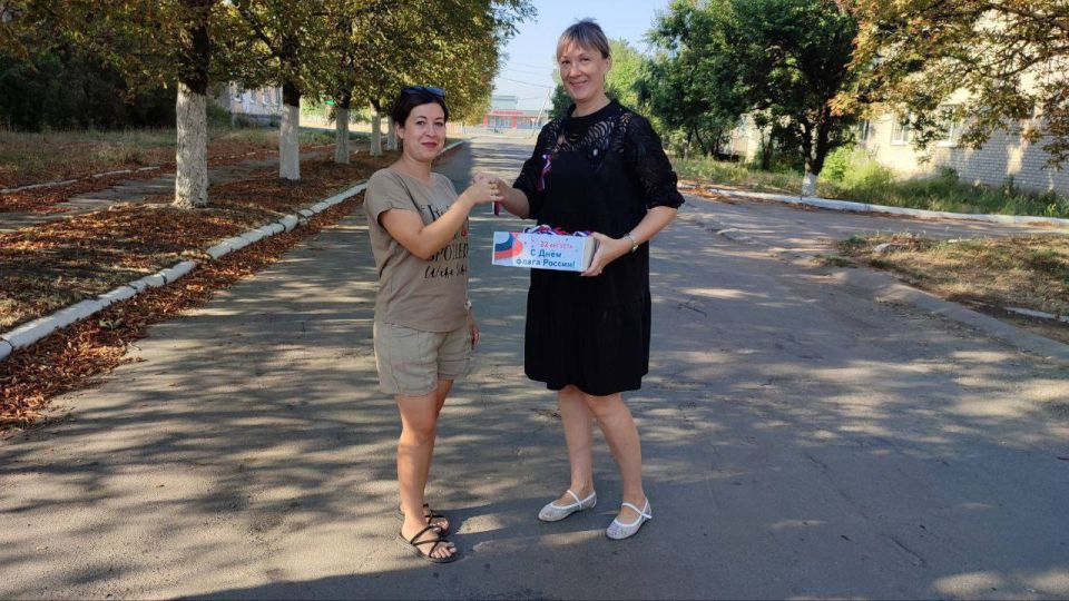 Сегодня, 22 августа, чтобы поздравить жителей города Моспино с Днём Государственного флага Российской Федерации, сотрудники Моспинского управления провели акцию, в рамках которой раздавали ленты триколор - символ единства и... Сегодня, 22 августа, чтобы поздравить жителей города Моспино с Днём Государственного флага Российской Федерации, сотрудники Моспинского управления провели акцию, в рамках которой раздавали ленты триколор - символ единства и...
