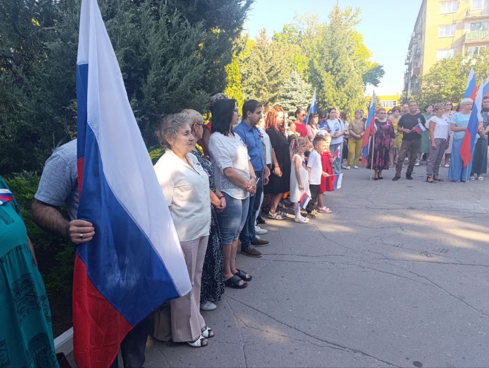 В Ждановке прошла тематическая программа ко Дню государственного флага России «Гордо реет флаг державный» В Ждановке прошла тематическая программа ко Дню государственного флага России «Гордо реет флаг державный»