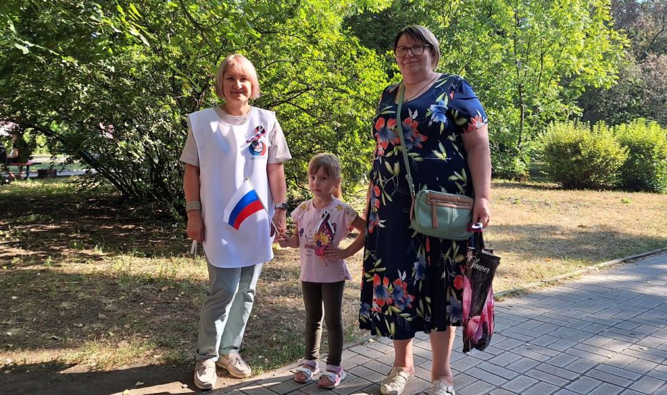 Сегодня, 22 августа, в День Государственного флага Российской Федерации, в рамках партийного проекта Единой России «Историческая память» и проекта «Эхо времен» Общественного Движения «Донецкая Республика» в Советском... Сегодня, 22 августа, в День Государственного флага Российской Федерации, в рамках партийного проекта Единой России «Историческая память» и проекта «Эхо времен» Общественного Движения «Донецкая Республика» в Советском...