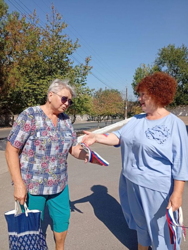 Сегодня в городе Зугрэс у городского дворца культуры прошла акция по раздаче лент триколора "Три цвета" в честь Дня флага России! Сегодня в городе Зугрэс у городского дворца культуры прошла акция по раздаче лент триколора "Три цвета" в честь Дня флага России!