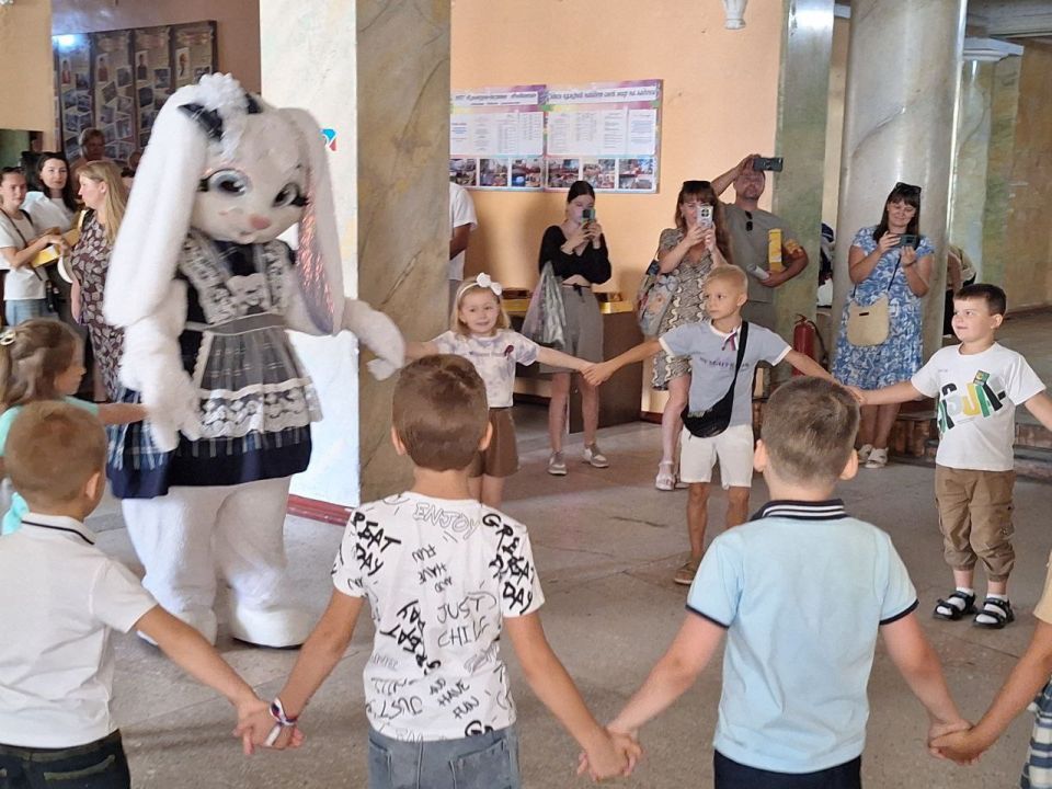 По инициативе активистов Женского движения партии Единая Россия в Шахтерске состоялся праздник День первоклассника "Классное время" По инициативе активистов Женского движения партии Единая Россия в Шахтерске состоялся праздник День первоклассника "Классное время"