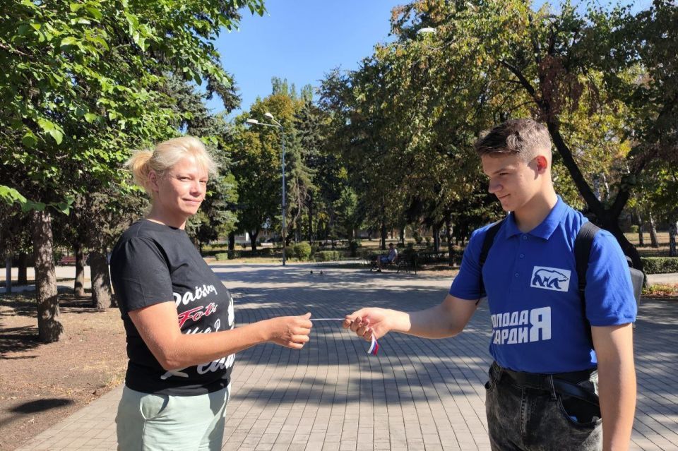 Наталья Бегуненко: Ко Дню флага России активисты Петровского штаба Донецкого регионального отделения Всероссийской общественной организации «Молодая Гвардия Единой России» приняли участие в акции по раздаче... Наталья Бегуненко: Ко Дню флага России активисты Петровского штаба Донецкого регионального отделения Всероссийской общественной организации «Молодая Гвардия Единой России» приняли участие в акции по раздаче...