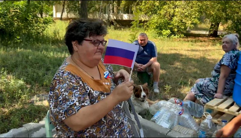 В посёлке Северный прошла душевная патриотическая акция «Триколор в массы» В посёлке Северный прошла душевная патриотическая акция «Триколор в массы»