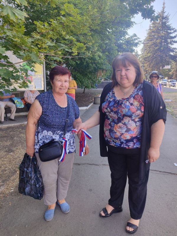 Цвета родной страны. В городском округе Иловайск активная молодежь округа раздала ленточки в цвет российского триколора жителям на улицах города Цвета родной страны. В городском округе Иловайск активная молодежь округа раздала ленточки в цвет российского триколора жителям на улицах города