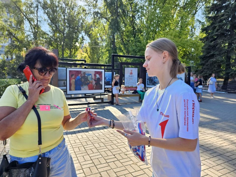 Александр Шатов: В Шахтерске прошла патриотическая акция «Наш российский триколор» Александр Шатов: В Шахтерске прошла патриотическая акция «Наш российский триколор»