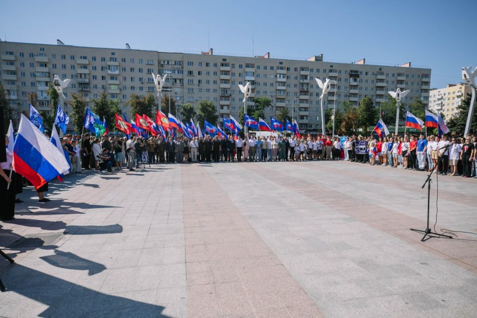 Антон Кольцов: В честь Дня государственного флага Российской Федерации на площади Ленина развернули самый большой в стране триколор Антон Кольцов: В честь Дня государственного флага Российской Федерации на площади Ленина развернули самый большой в стране триколор