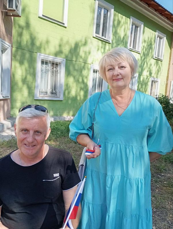Виктория Жукова: В День государственного флага России, 22 августа, на бульваре Шевченко сотрудники МБУ "ЦБС г.о. Харцзыск" провели патриотическую акцию по раздаче ленточек и флажков «Российский триколор» Виктория Жукова: В День государственного флага России, 22 августа, на бульваре Шевченко сотрудники МБУ "ЦБС г.о. Харцзыск" провели патриотическую акцию по раздаче ленточек и флажков «Российский триколор»