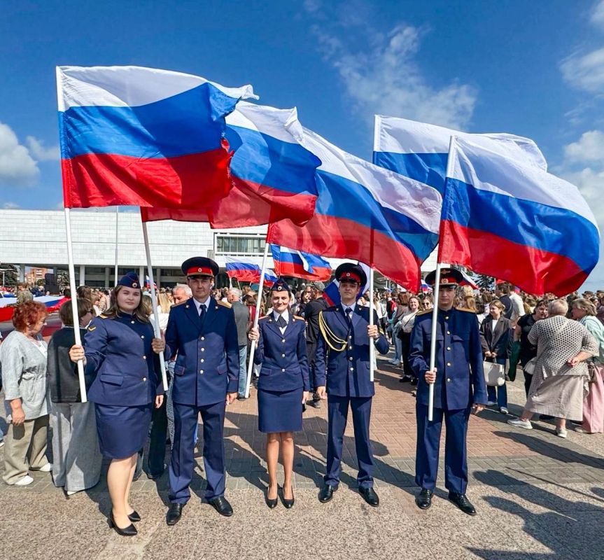 Офицеры Следственного комитета присоединились к патриотическим акциям, приуроченным ко Дню Государственного флага России Офицеры Следственного комитета присоединились к патриотическим акциям, приуроченным ко Дню Государственного флага России