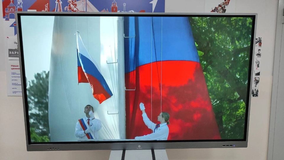 День Государственного флага Российской Федерации в ГБОУ Приазовская школа» ознаменовался проведением кинолектория «Символ России», призванного в увлекательной форме познакомить юных граждан с главным символом страны День Государственного флага Российской Федерации в ГБОУ Приазовская школа» ознаменовался проведением кинолектория «Символ России», призванного в увлекательной форме познакомить юных граждан с главным символом страны
