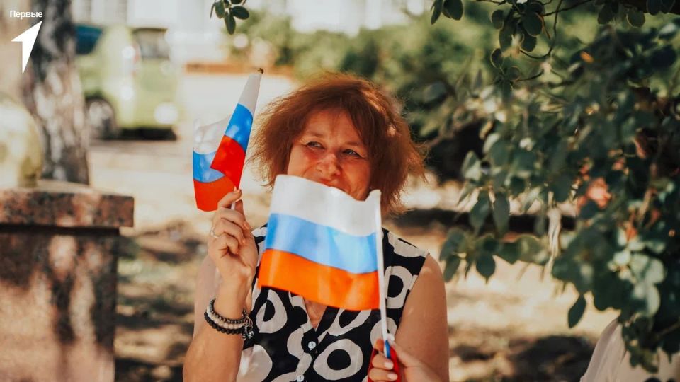 Молодежь ДНР в День Государственного флага Российской Федерации раздала жителями столицы Республики национальные символы Молодежь ДНР в День Государственного флага Российской Федерации раздала жителями столицы Республики национальные символы