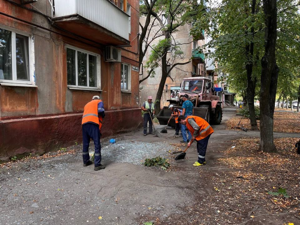 Роман Конев: МУП «Простор» устраняет последствия ночного обстрела со стороны ВФУ Роман Конев: МУП «Простор» устраняет последствия ночного обстрела со стороны ВФУ