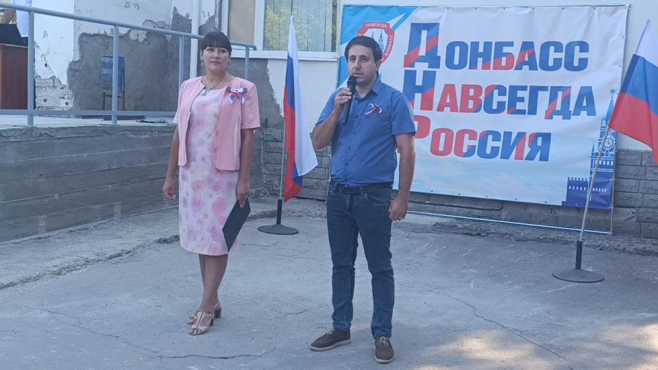 В Ждановке прошла тематическая программа ко Дню государственного флага России «Гордо реет флаг державный» В Ждановке прошла тематическая программа ко Дню государственного флага России «Гордо реет флаг державный»
