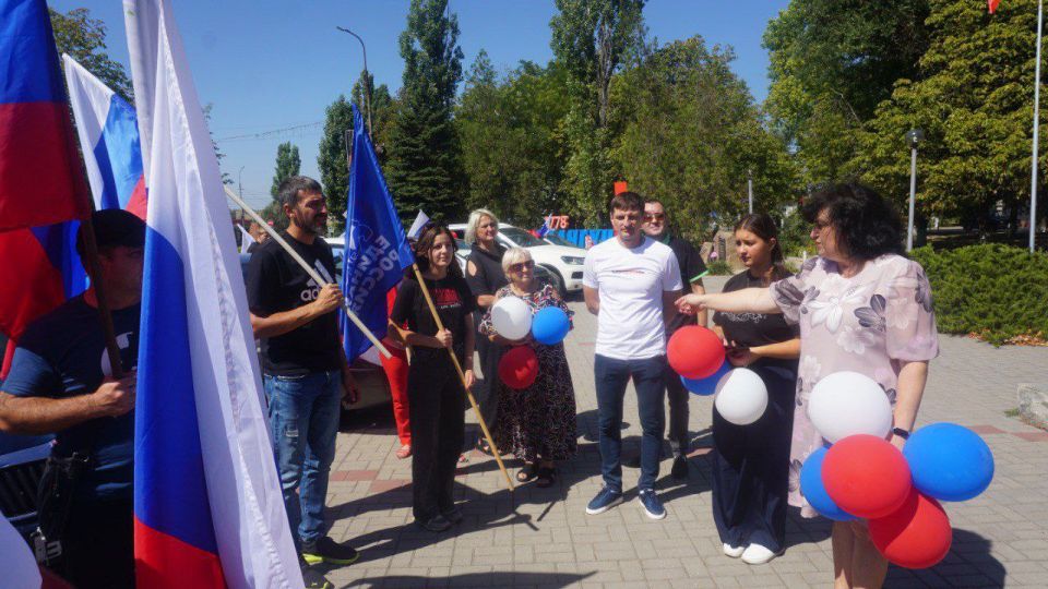 В единстве наша сила!. Автопробег ко Дню флага Российской Федерации, организованный местным отделением партии «Единая Россия» В единстве наша сила!. Автопробег ко Дню флага Российской Федерации, организованный местным отделением партии «Единая Россия»