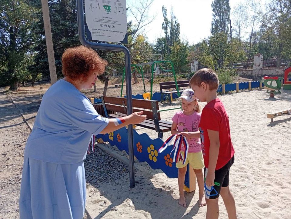 Сегодня в городе Зугрэс у городского дворца культуры прошла акция по раздаче лент триколора "Три цвета" в честь Дня флага России! Сегодня в городе Зугрэс у городского дворца культуры прошла акция по раздаче лент триколора "Три цвета" в честь Дня флага России!