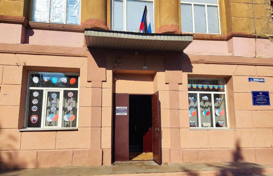 Сегодня, 22 августа, в честь Дня Государственного флага Российской Федерации, образовательные учреждения приняли участие в акции «Окна России» и украсили свои окна рисунками и открытками Сегодня, 22 августа, в честь Дня Государственного флага Российской Федерации, образовательные учреждения приняли участие в акции «Окна России» и украсили свои окна рисунками и открытками