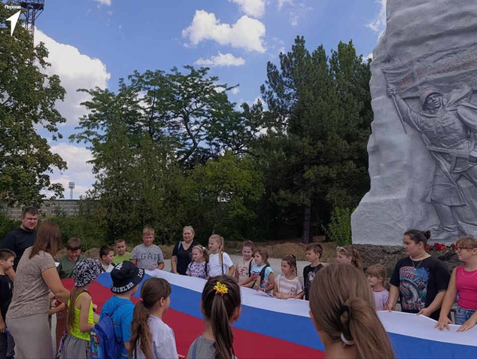 Нам дороги эти позабыть нельзя Нам дороги эти позабыть нельзя