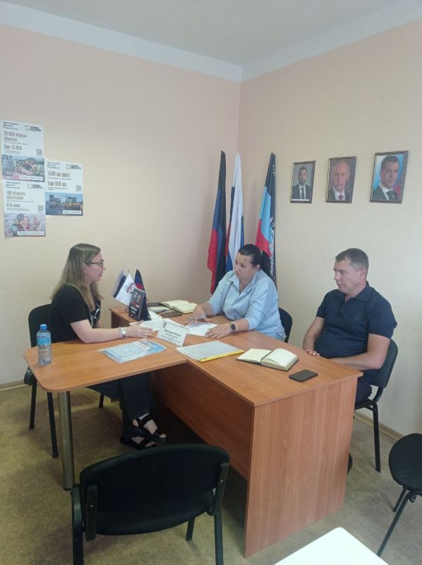Сегодня, 22 августа, по поручению Главы Донецкой Народной Республики Дениса Пушилина, в общественной приемной партии "Единая Россия" Ленинского района города Донецка депутат Народного Совета, Председатель Комитета Народного... Сегодня, 22 августа, по поручению Главы Донецкой Народной Республики Дениса Пушилина, в общественной приемной партии "Единая Россия" Ленинского района города Донецка депутат Народного Совета, Председатель Комитета Народного...